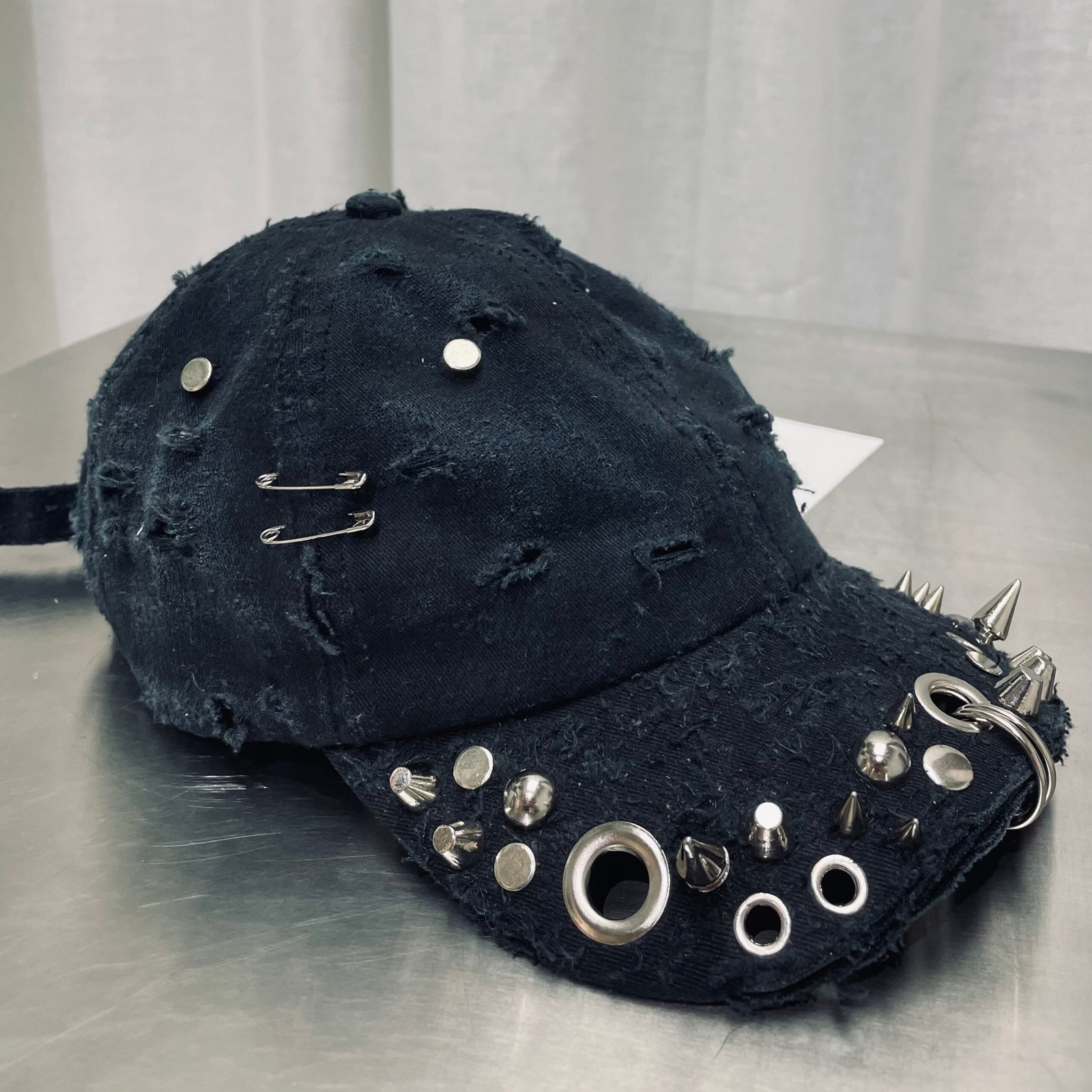Gorra Punky negra con argollas, piercings, pinchos y acabado gastado a mano