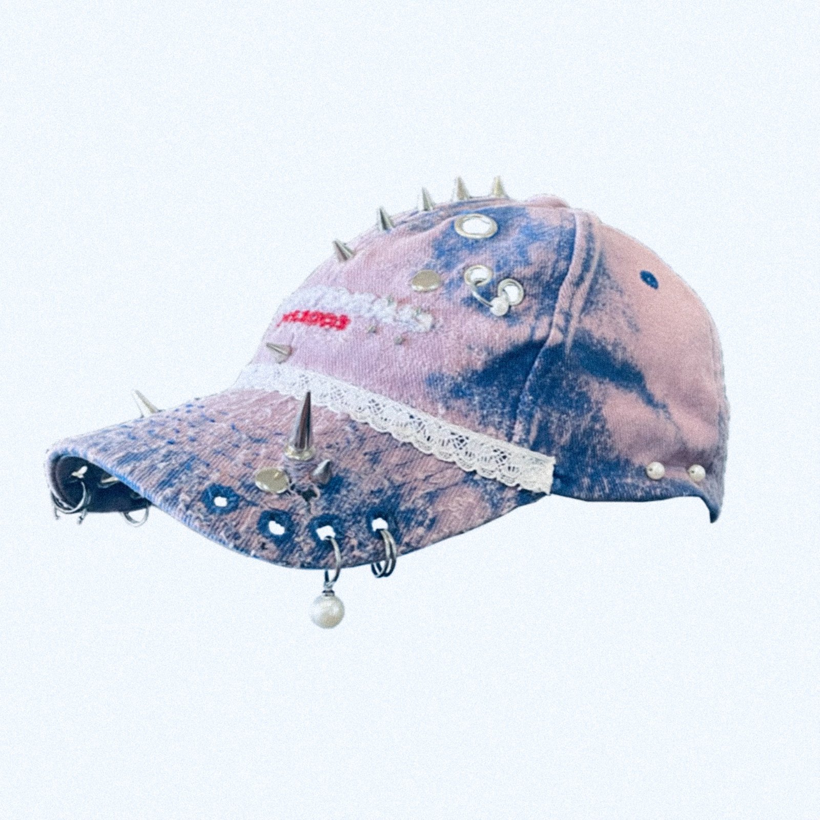 Gorra AyNot Cap rosa azul con encaje, perlas y detalles metálicos